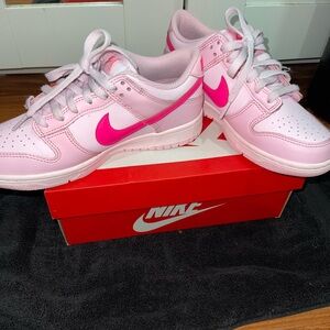 Nike Dunk Low Triple pink
